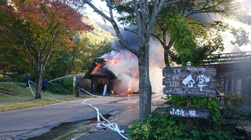 被聯合國教科文組織登錄為世界文化遺產的日本「合掌村」驚傳火警，一間木屋猛烈燃燒，現場濃煙密布。（圖擷自Twitter）