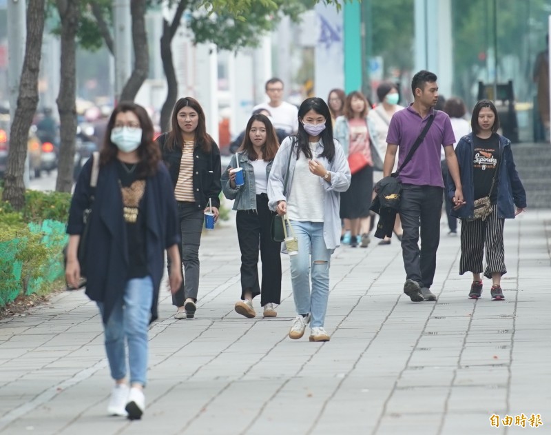 彭啟明指出，今明2天中南部空氣品質可能達到「對敏感族群不健康」的程度，體質敏感的民眾建議戴上口罩。（資料照）