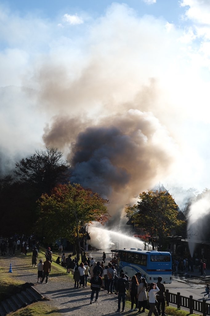 「合掌村」驚傳火警，一間木屋猛烈燃燒，現場濃煙密布。（圖擷自Twitter）