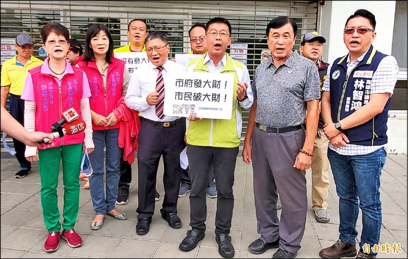 鳳山游泳池、羽球館票價八日起將調漲近倍，地方抗議高雄市長韓國瑜欺負高雄人。（記者陳文嬋攝）