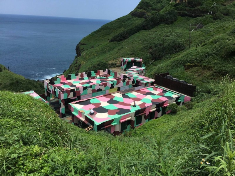 東北角「聽濤營區」位於東海與太平洋交接處，坐擁無敵山海美景。（交通部觀光局東北角暨宜蘭海岸國家風景區管理處提供）