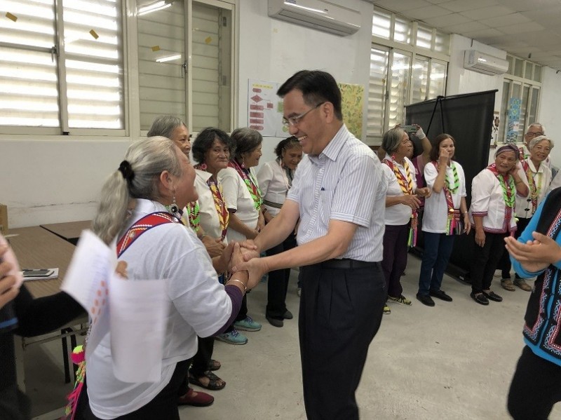 原民會主任委員夷將．拔路兒Icyang·Parod今天下午訪視台東縣長濱鄉樟原文化健康站。 （記者黃明堂翻攝）