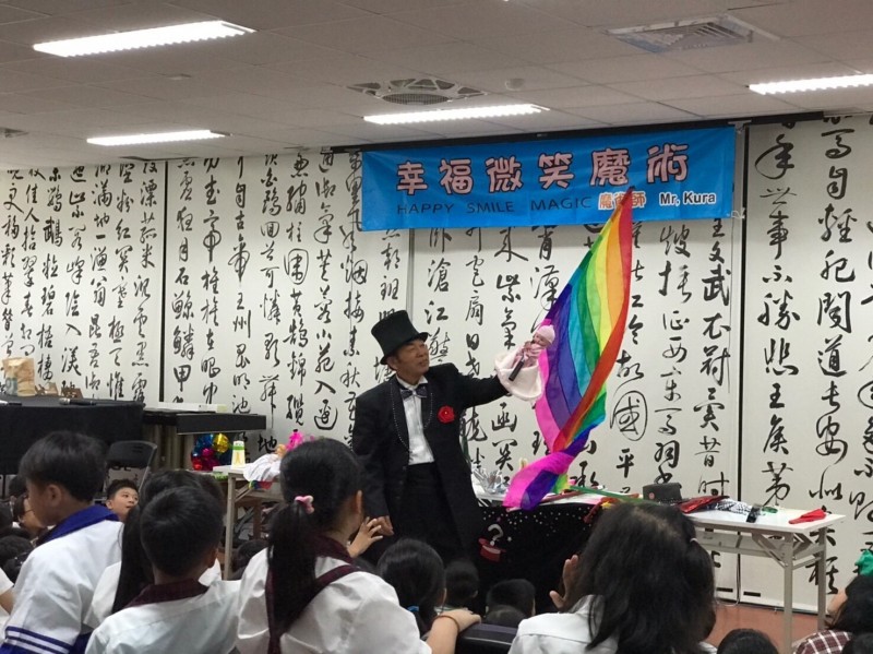 自日本的魔術爺爺藏谷和夫昨天在台東馬蘭國小演出。（記者黃明堂翻攝）