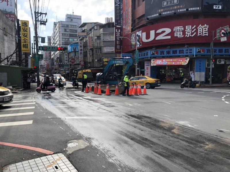 新北市板橋受到館前西路與南雅南路口自來水爆管（見圖）影響，造成24個里停水、8里減壓供水，新北勢市府將在接雲寺、府中456特區及北門街板橋派出所旁，設置三處取水站。（記者吳仁捷翻攝）