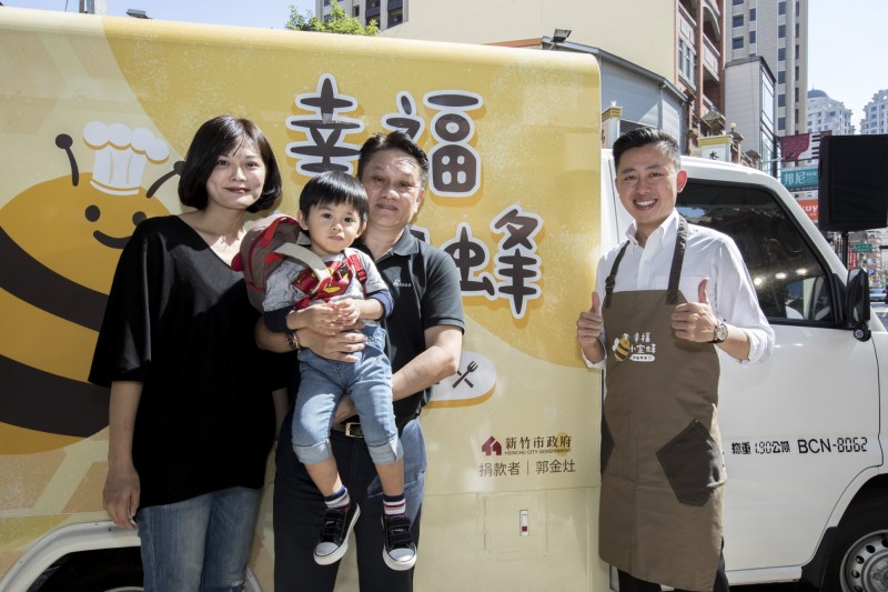 竹市幸福小蜜蜂移動餐車上路，林智堅期許擴大共餐服務量能。
（記者蔡彰盛翻攝）