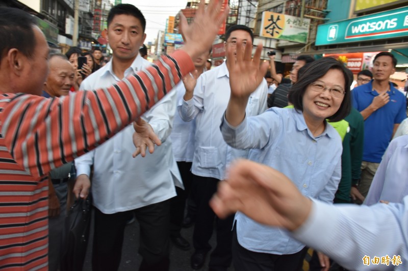 小英總統(右)與民眾擊掌彼此加油打氣。(記者林國賢攝)
