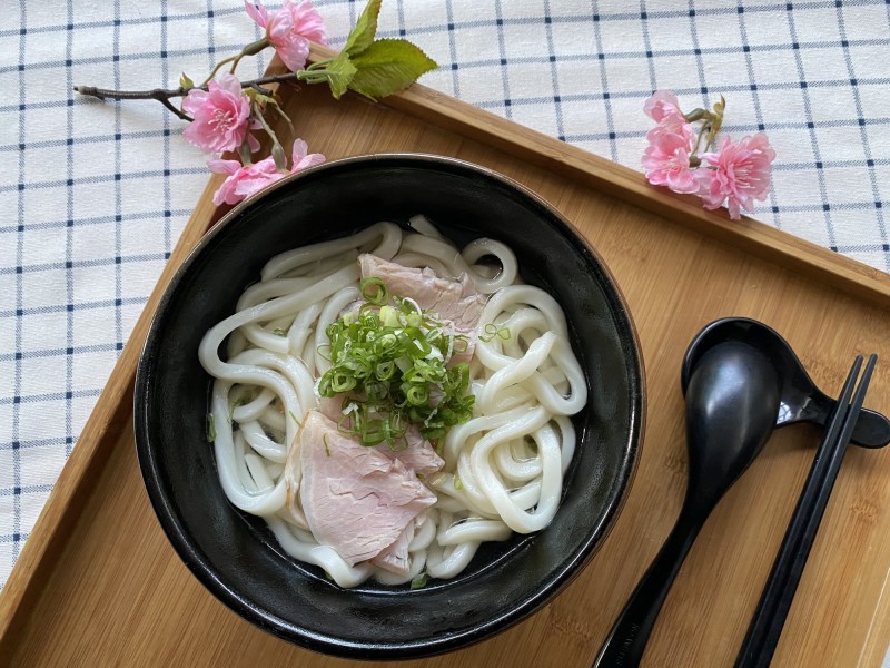 清新溫泉飯店美井日本餐廳推出減鹽料理「關東壎肉烏龍湯麵」。（衛生局提供）