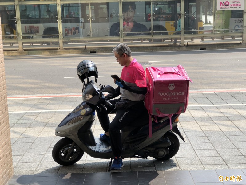 奧客拿「整袋硬幣」付帳 驗算20分鐘他女友爆氣塞千鈔 - 生活 - 自由時報電子報