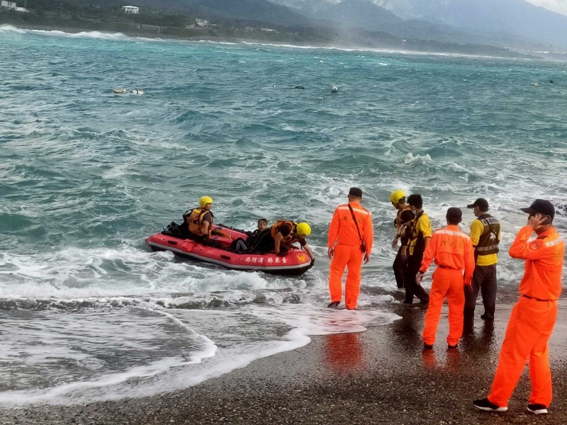 消防人員駕駛救生艇搏浪救起落海釣客。（記者陳賢義翻攝）
