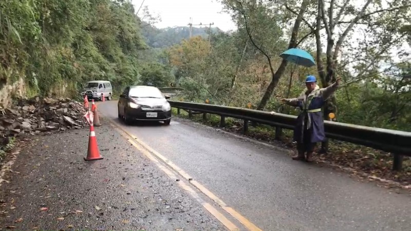 太平山宜專一線10.4公里處，今天發生坍方，經過搶修後，恢復單線通行。（記者江志雄翻攝）