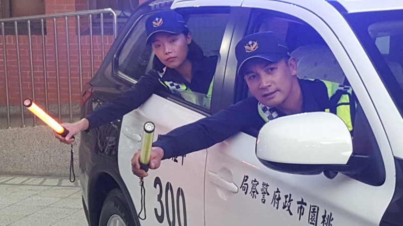 演員伊正擔任大使與警合作反賄選。（中壢警方提供）