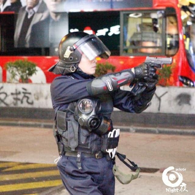 今晚，香港人在多區舉行悼念墜樓學生周梓樂的集會，發生警民衝突。在旺角，香港警方一度向示威者發射實彈。（圖擷取自臉書＿白夜）