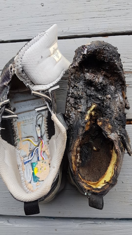 加拿大近日發生一起民宅失火事件，他們懷疑起火源就是這雙「發光鞋」。（圖擷自Abby Spielmacher臉書）