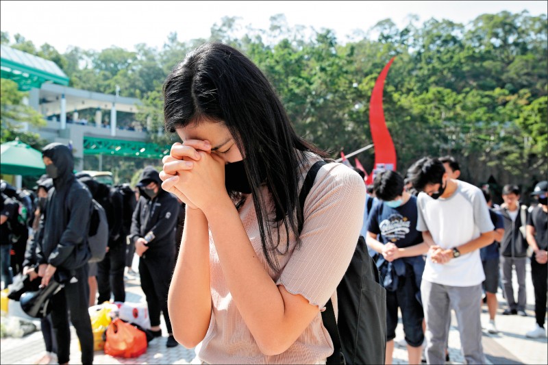 市民祈禱希望周生度過鬼門關，卻不幸傳出壞消息。（美聯社）