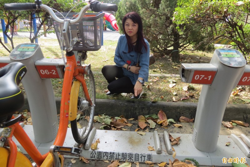 自治公園大花紫薇感染病蟲害，頻滴「黑油」污染路面。（記者蘇金鳳攝）