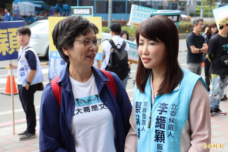 郭台銘辦公室發言人蔡沁瑜(右)上午說,郭台銘已經確定不選了,但若宋楚瑜將第4度參選總統,郭台銘絕對樂觀其成。(記者翁聿煌攝)