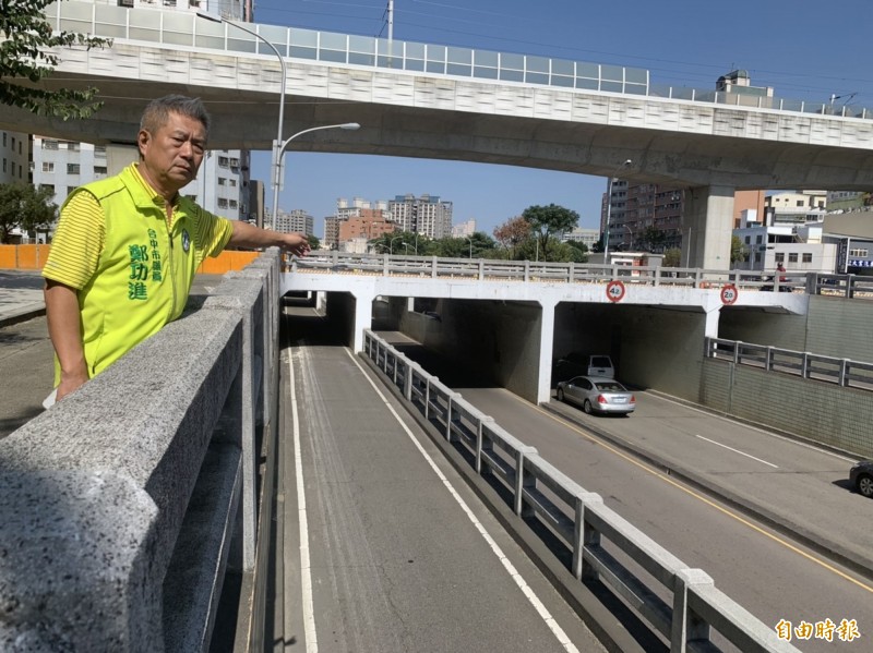 台中鐵路高架化完工，忠明南路仍維持車行地下道，市議員鄭功進痛批台中市政府專斷獨行。（記者黃鐘山攝）