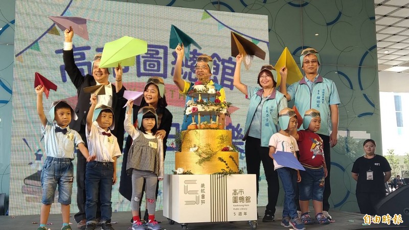 高雄市立圖書總館，今年滿5歲了！在5歲前夕，特別邀請5位與市總圖同年同月同日生的小壽星讀者一起慶生。（記者葛祐豪攝）