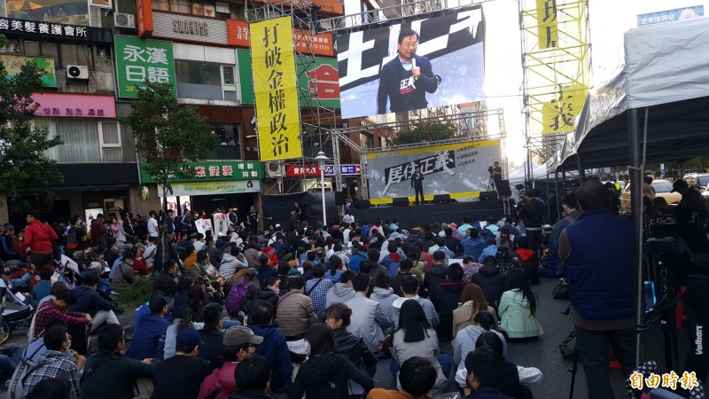 曾銘宗代表國民黨總統參選人韓國瑜參加活動，但他在台上講話時，台下民眾不斷鼓譟，甚至被嗆下台。（記者楊心慧攝）