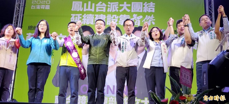 民進黨黨主席卓榮泰今帶領黨內立委許智傑與李昆澤高喊當選，展現民進黨團結氣勢。（記者陳文嬋攝）