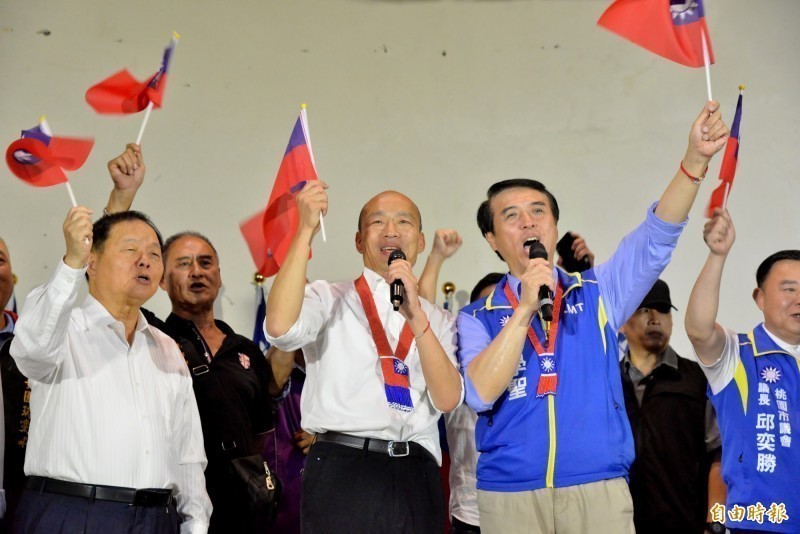 國民黨提名總統參選人韓國瑜（圖中）日前在桃園市跑行程，立委陳學聖（圖右）指出龍岡派出所拒絕韓國瑜前往上廁所，引發爭議。（資料照）