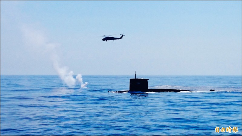 潛艦國造首艘艦的噸數與現役劍龍級潛艦相近。圖為現役劍龍級潛艦中的海虎號潛艦，與反潛直升機進行海空聯合操演。（記者羅添斌攝）