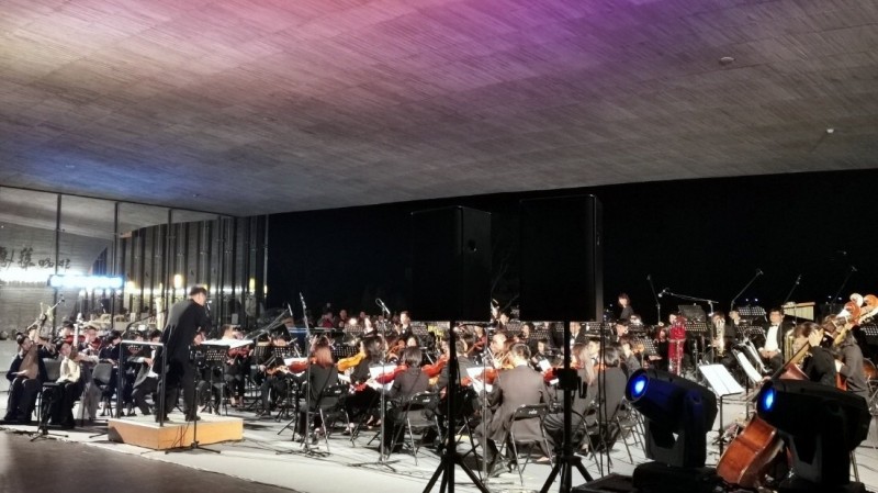 國立臺灣交響樂團附設青年交響樂團在日月潭的演出，帶給大家全新的聽覺饗宴。（日管處提供）