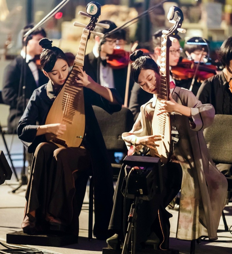 國立臺灣交響樂團附設青年交響樂團在日月潭的演出中，特別安排「雙琵琶協奏曲」情形。（日管處提供）