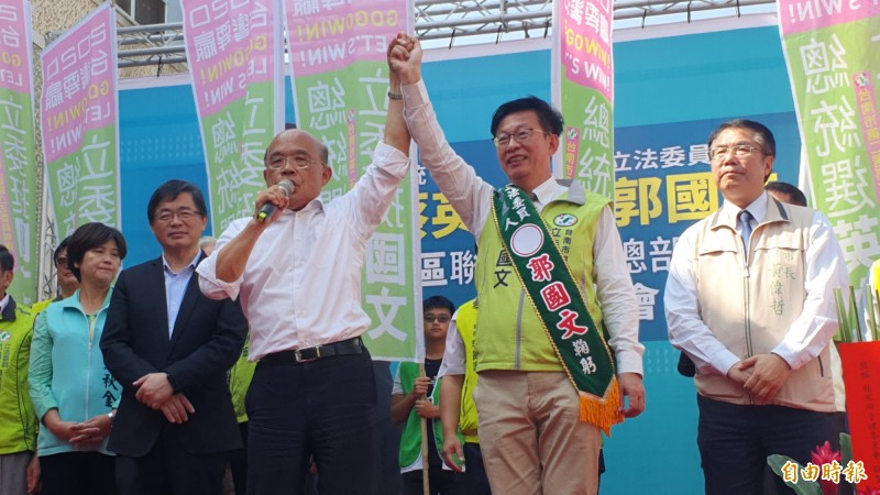 台南第二選區立委參選人郭國文成立曾文區聯合競選總部，行政院長蘇貞昌呼籲讓總統當選，國會也要過半，政黨票也不要被搶走。（記者王涵平攝）