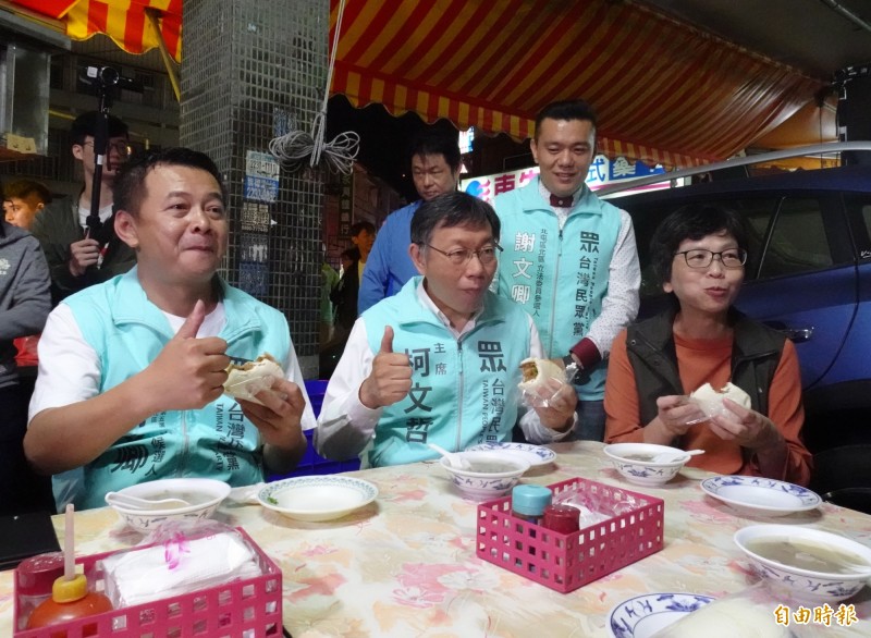 台灣民眾黨主席柯文哲（中）與台中市立委參選人謝文卿（左）一起品嘗割包、四神湯。（記者張菁雅攝）