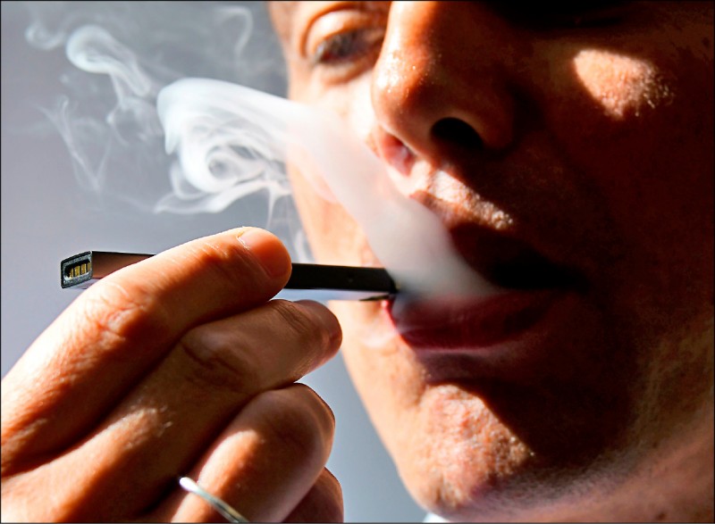美國疾病管制中心指出，電子煙中的化學物質「維他命E油」，可能是造成肺病的元凶。（法新社檔案照）