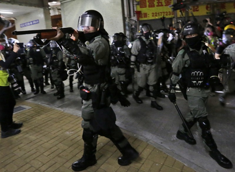 港警昨多次對旺角群眾進行驅散，香港電台記者也遭到港警粗暴對待。（美聯社）