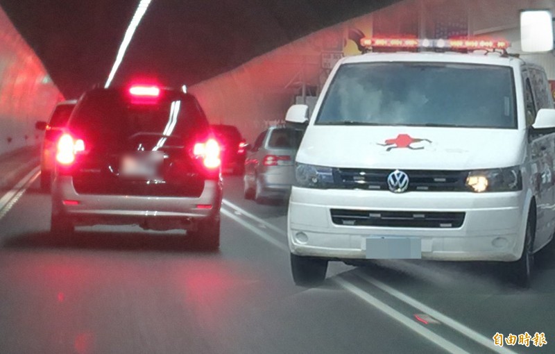 國道警察回應民眾，雪山隧道塞車時若碰到救護車，內車道往左，外車道往右靠，讓出中間給救護車通過即可。（資料照，本報合成）