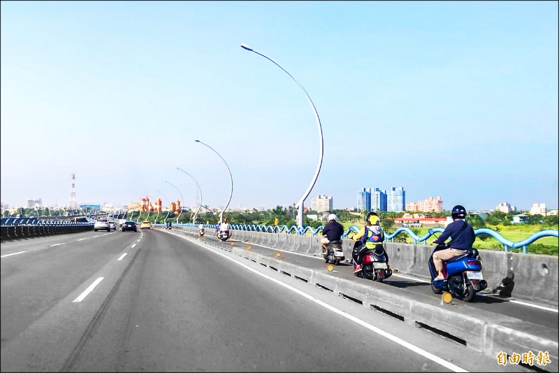 高屏大橋機車道平均不到五天就發生一起事故。（記者邱芷柔攝）