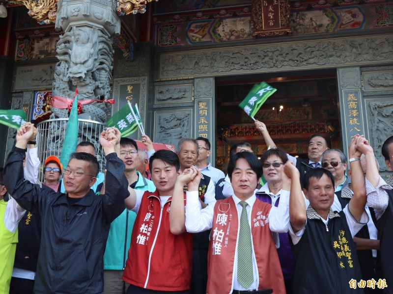立法院副院長蔡其昌(左1)到沙鹿為立委參選人陳柏惟站台,稱讚陳柏惟口才好,「我被幹掉了」。(記者歐素美攝)