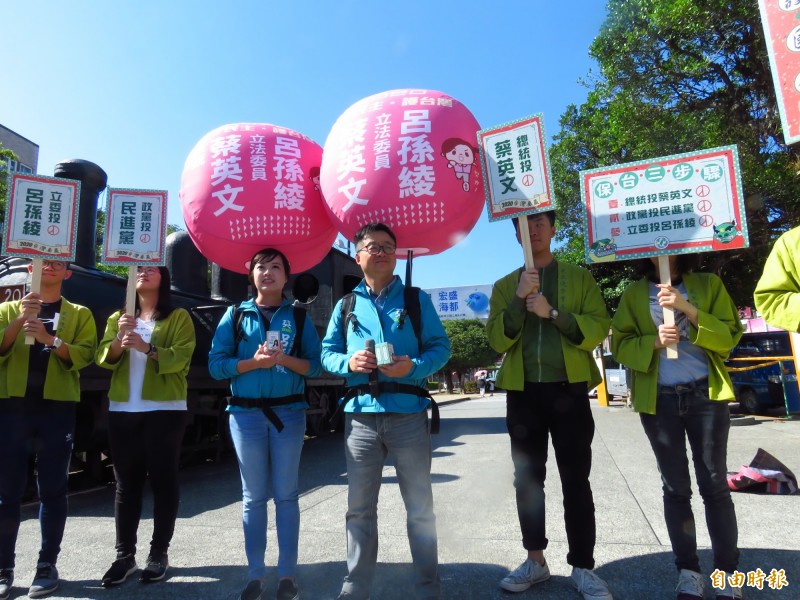 民進黨祕書長羅文嘉11日和黨籍立委參選人呂孫綾一同發表競選小物「台灣好浴皂」，並背上「拜票氣球」拜票。（記者陳心瑜攝）