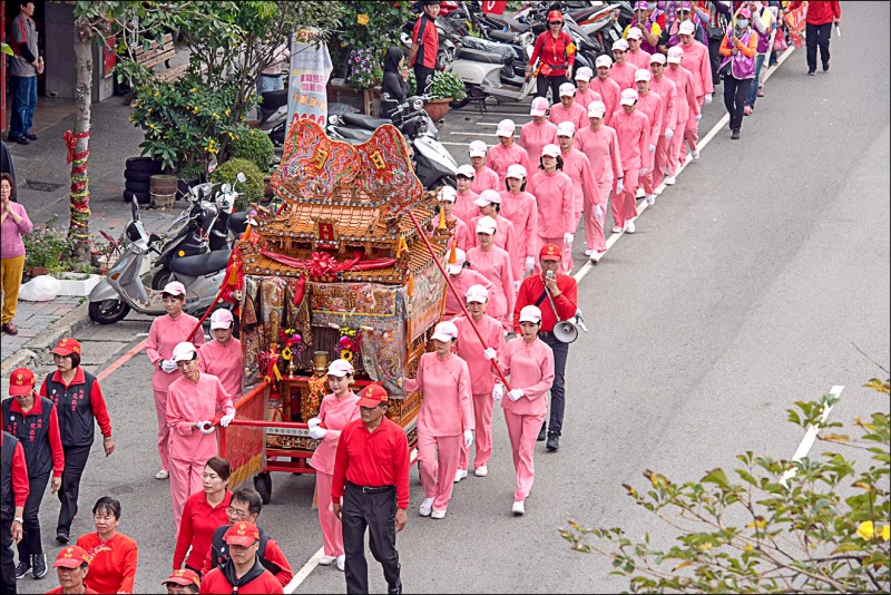 慶福寺辦遶境，邀請桃園龍德宮空姐仙女團扶轎，預料會是注目「嬌點」。（桃園龍德宮提供）