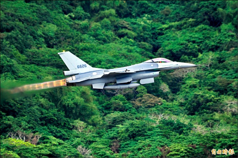 空軍第四聯隊派出六架性能完成提升的F-16V戰機，首次參與「天龍演習」。（記者游太郎攝）