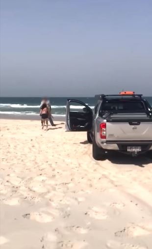 澳洲昆士蘭博來比島（Bribie Island, Queensland） 沙灘上的「第二次世界大戰古蹟」博來比堡（Fort Bribie），9日遭到一名「比基尼辣妹」違法攀爬，巡守人員出面制止後，竟遭該名辣妹「揮拳」、「丟沙」！
（圖擷取自臉書）