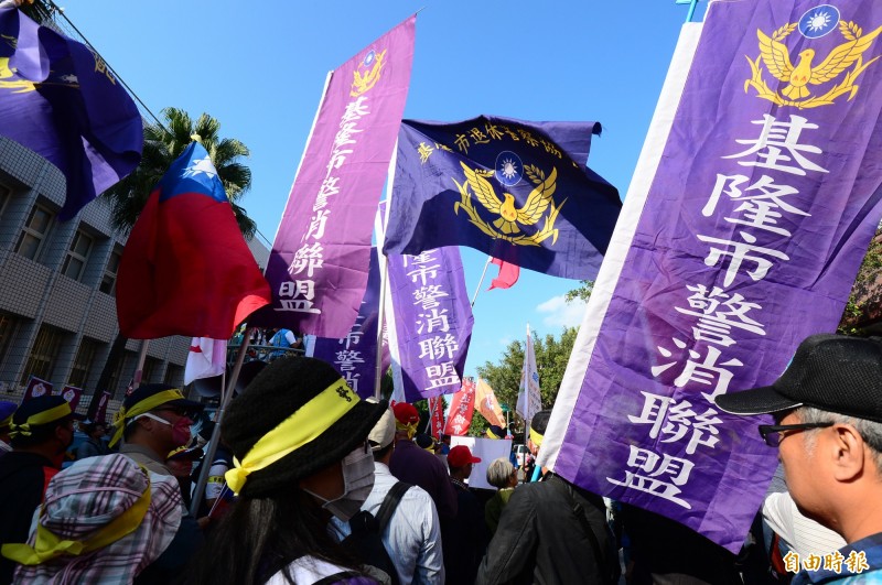 中華民國退休警察人員協會總會，不滿太陽花國賠案，今天動員數百人到台北地院外抗議。由於地院周邊是集會遊行禁止區，轄區中正一分局長沈炳信對退警總會長耿繼文舉牌警告。（記者王藝菘攝）
