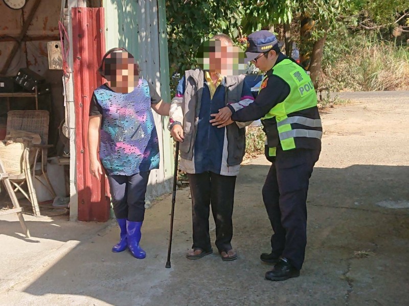 身障男購物不慎翻車，幸遇巡邏警路過神救援（記者蔡政珉翻攝）