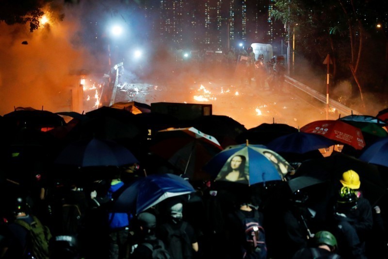 香港反送中局勢演變，讓大學校園也淪為示威者與警方的戰場，教育部表示，經駐港人員與香港中文大學的台灣學生會接洽，目前已協調出1班華航班機，將載運81名港中大台生回來，另有41名台生也自行購票返台，其他學校也將持續關注並提供必要協助。（路透資料照）
