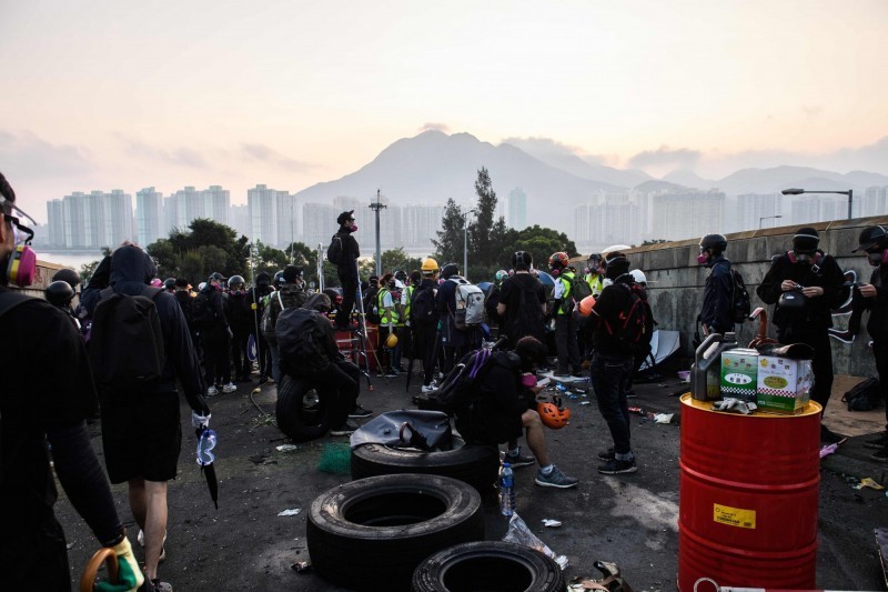 香港中文大學今日宣布，基於香港的社會運動持續升溫，公共交通服務受到嚴重影響，校園多處地方及設施遭受嚴重損毀，因此第一學期課程即時結束，並宣佈停課。（法新社）