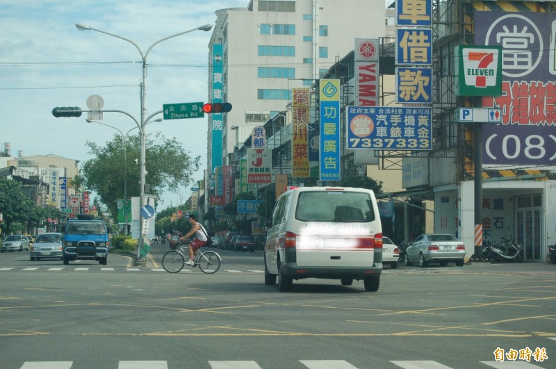 救護車出勤通過紅燈路口時應注意左右來車，其他車輛應該避讓。
示意照，圖文人車與本新聞事件無關。（記者李立法攝）