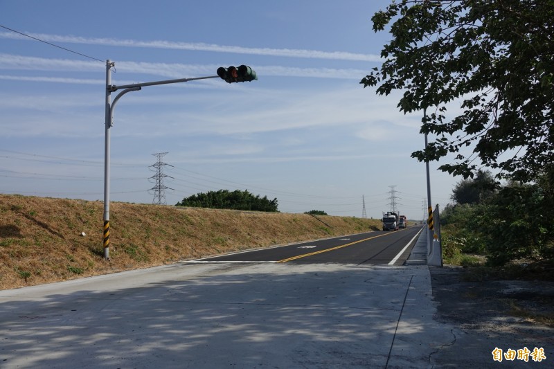 全興工業區濱海路開通，因為通往區內的工一、工五路均禁止通行，成為「一路到底」大道。（記者劉曉欣攝）