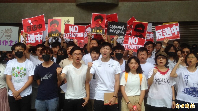 中山大學將提供宿舍讓香港學生附讀，圖為校內先前挺反送中情形。（資料照，記者黃旭磊攝）