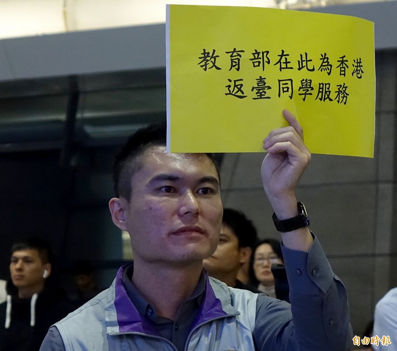 大學招聯會今開會通過，將比照日本311、八仙塵暴等事件，採外加名額專案辦理學生從香港轉學回台灣，但以各校各學制的招生總額1％為限。圖為香港台生返抵桃園機場，教育部派員協助學生搭車返家。（記者朱沛雄攝）