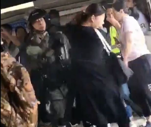 孕婦批評香港警察，竟遭噴灑胡椒噴霧。（圖擷自周庭推特）
