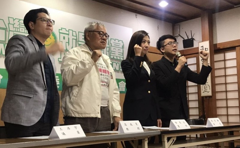 綠黨不分區立委提名5人，並預估至少能當選兩席。左起為桃園市議員王浩宇、綠黨創黨召集人高成炎、心理醫師鄧惠文、綠黨召集人劉崇顯。（中央社）