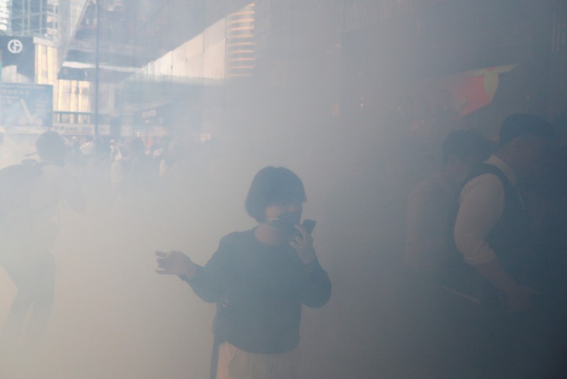有香港前線記者透露，罹患了且不能根治的氯痤瘡，其原因疑似跟催淚彈有關。（路透）